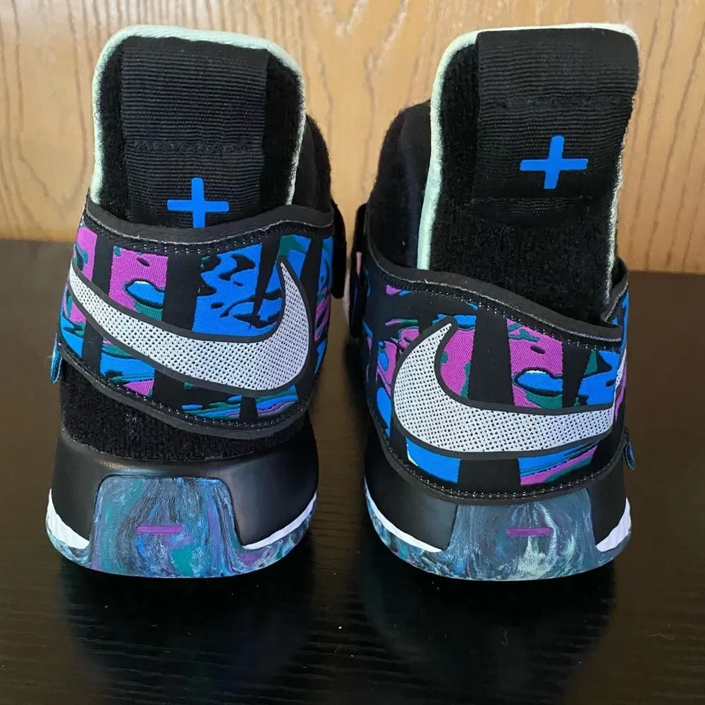 Nike Air Zoom UNVRS Basketball Shoes